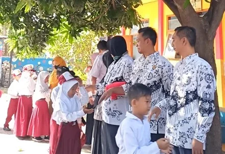 Acara Halal Bihalal di halaman SD Negeri 2 Bloro
