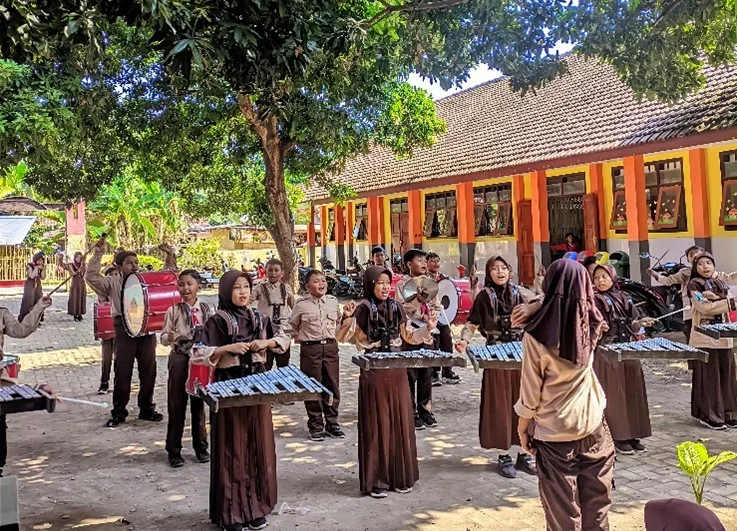 Latihan Drumband di halaman SD Negeri 2 Bloro